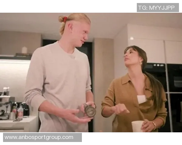 哈兰德夸女友球技如吉格斯女友调侃哈兰德盘带水平不行